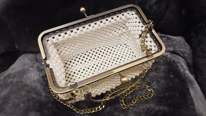 Внутри достаточно вместительная. Отлично помещаются телефон, документы и ключи. И еще остается место для упаковки салфеток и расчески. Подкладку конечно сделаю, но позже)