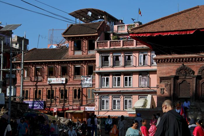 Получилось так, что были мы там 2 дня, по пути в Гималаи и обратно. так что времени побродить было достаточно. Первое куда мы пошли на в храмовый комплекс Пашупатинатх. Который был в пешей доступности от аэропорта и нашего отеля.