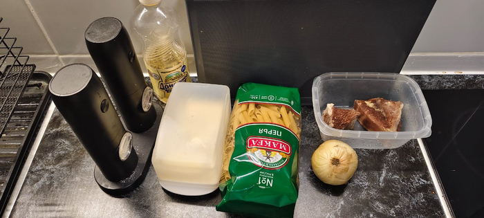 Говядина (отваренная), лук, макароны (перья), масло ( сливочное и растительное), соль, перец.