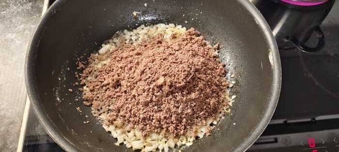 К луку отправляю фарш. Солю и перчу