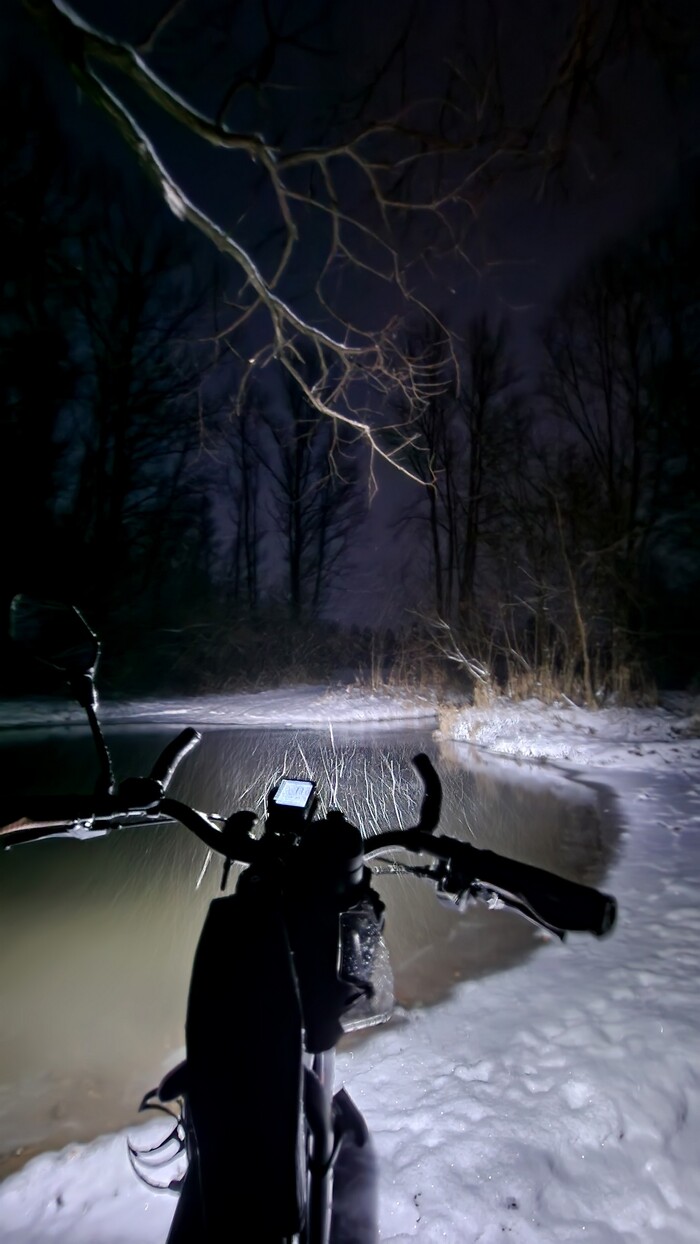 Небольшая речка, мостика нет, проезжаю вброд