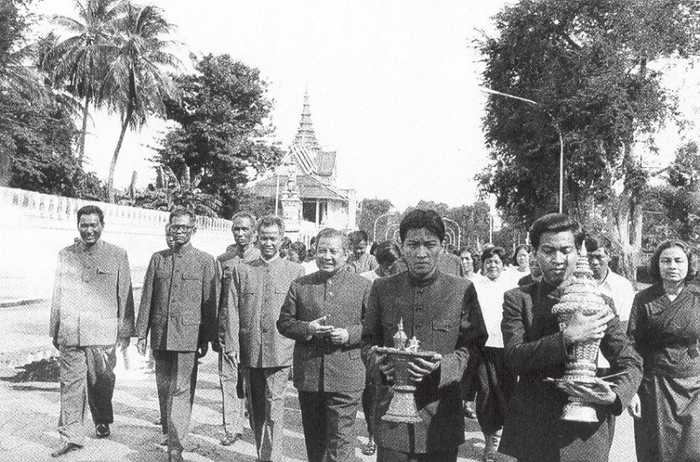 Похороны Сисоват Коссамак. Во втором ряду Сон Сен и Кхиеу Сампхан