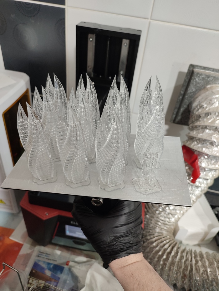 Мини-обелисков помещается не меньше 12 за раз