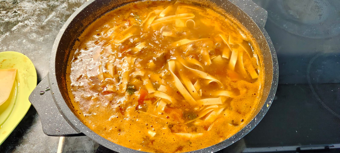 Добавляю лапшу и варю до её готовности. Примерно 7-8 минут.