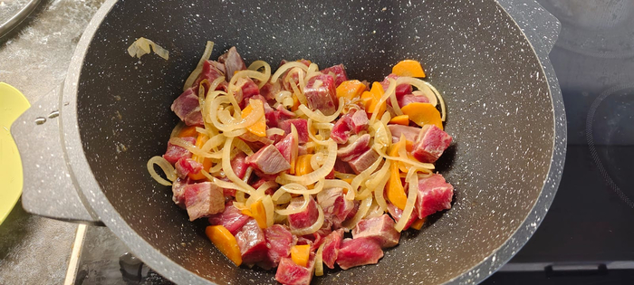 Добавляю мясо. Обжариваю до коричневой корочки