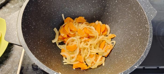 Обжариваю лук и морковь до мягкости