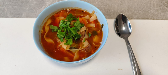 Разливаю по тарелкам. Украшаю кинзой. Это вкусно!