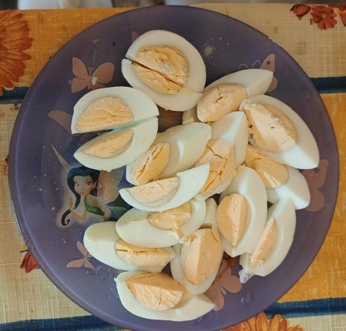 Яйца нарезаем яетвертинками