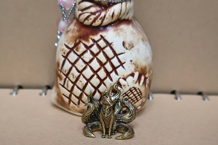 Брак в обжиге стал метафорой: несовершенство обрекло её на одиночество. Но в полнолуние тени её хвостов шевелятся, рисуя в воздухе иероглифы утраченных заклинаний. 📜 Сохраняя мудрость.