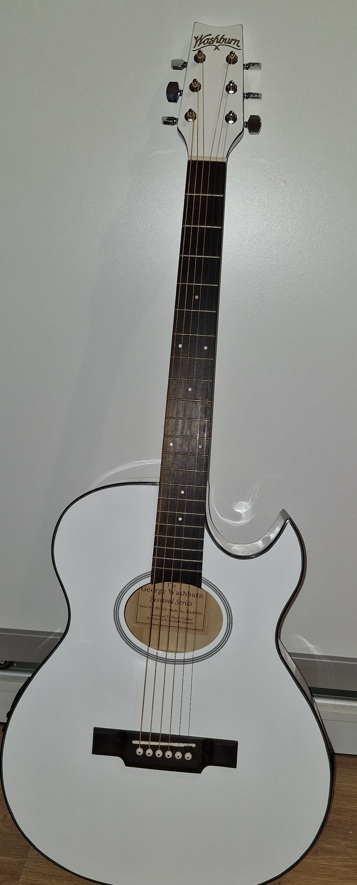 О, какая Washburn приехала. Звук - идеал. Виктор Робертович имел вкус на гитары!