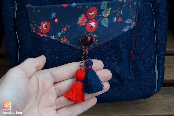 подумывала кисточки тоже бисером оформить, но пока пусть так.