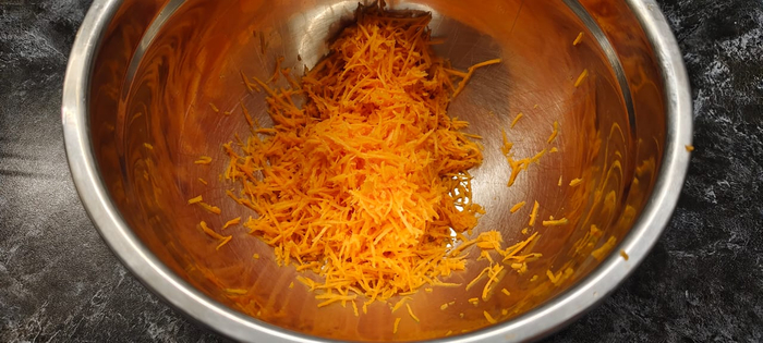 Натираю морковь на средней тёрке