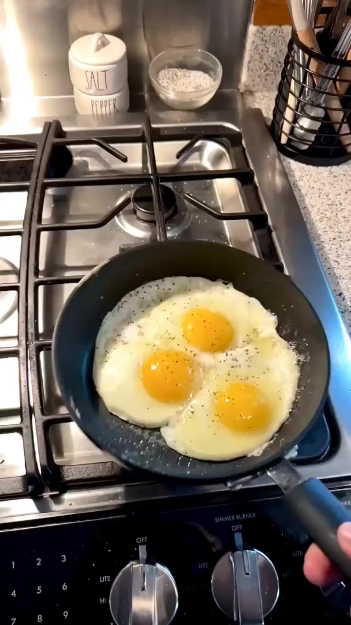 Идеально - Яичница, Сковорода, Reddit, Видео, Вертикальное видео, Короткие видео, Газовая плита