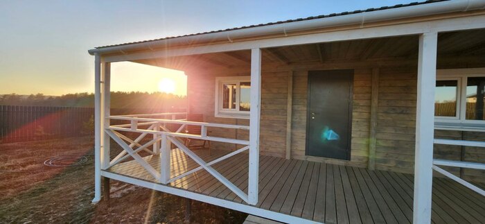 Знакомьтесь: герой статьи — двухкомнатая бытовка размером 2.4 на 8 метров + веранда