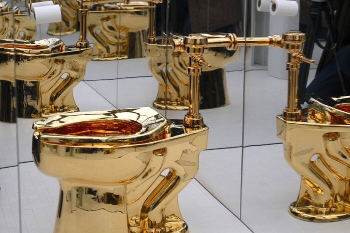 Унитаз из золота «Америка» весом 100 кг продан с молотка за 12.1 миллионов долларов = +- 980 миллионов рублей.