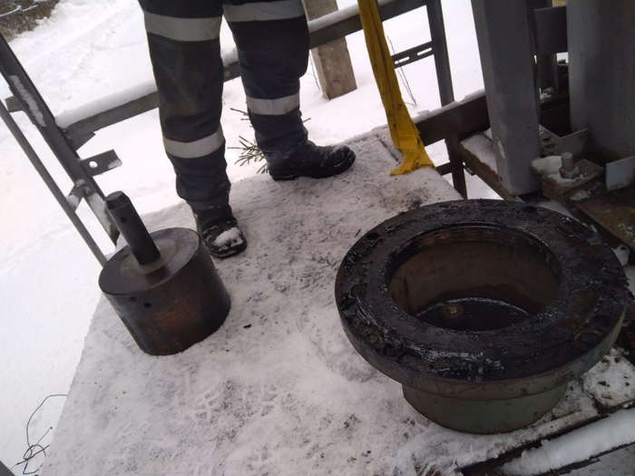 Массивный сердечник и нижняя часть привода, где этот сердечник находится
