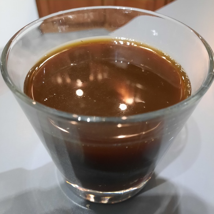 В сравнении с магазинным темным не такое прозрачное. Пены как у магазинного тоже такой пышной нет.