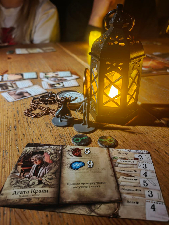 Это фотка со встречи за игрой "Особняки Безумия". Я отыгрываю Агату Крэйн с стараюсь побороть потомков глубоководных со своей командой, сохранив рассудок