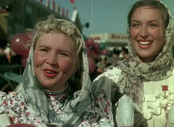 Екатерина Савинова и Клара Лучко в роли Любочки и Даши в фильме «Кубанские казаки»