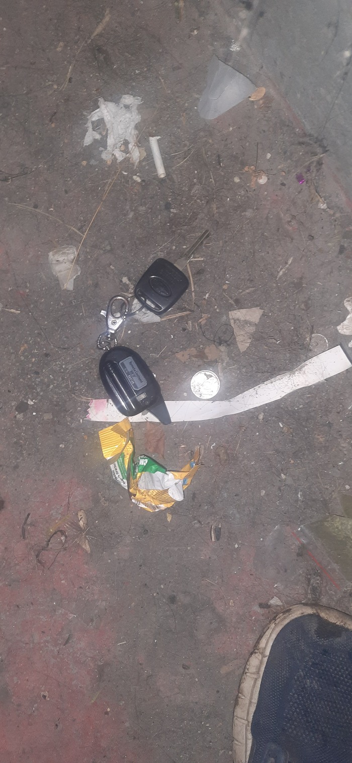 Что роняет человек в приямок лифта?