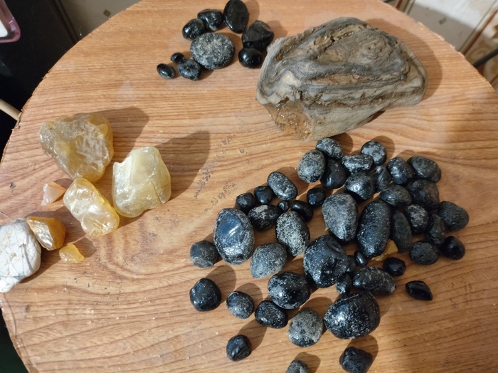 Обсидиан, агат, халцедон, имитация фрагмента окаменевшего дерева песчаником.