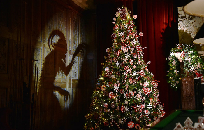 Поместье Ротшильдов "Уоддесдон" в Англии украсили к Рождеству. Одна из комнат украшена в немецких традициях, в частности, с использованием изображений фольклорного персонажа Крампуса//Фото: Jim Dyson/Getty Images