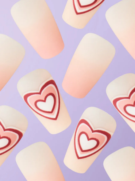 Накладные ногти с дизайном сердечки