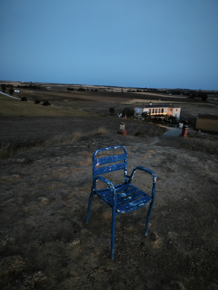 Стул на холме