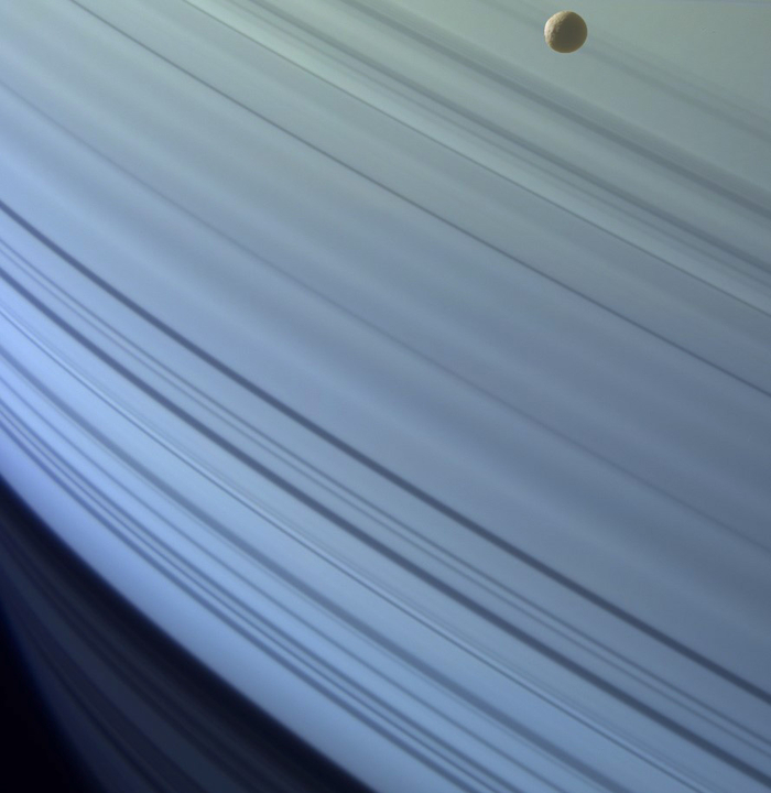 Мимас на фоне колец Сатурна. Снимок с космического зонда "Кассини"/ NASA.