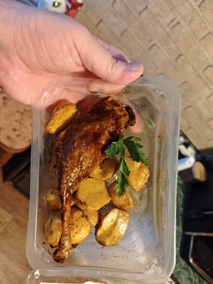 Кость обтянутая кожей и признаками мяса.