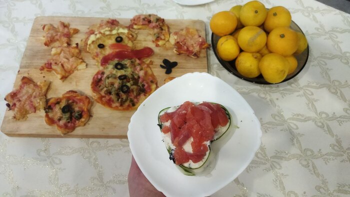 Мой Christmas mood сегодня и репетиция новогоднего стола (фотопробы): пицца и суши дома