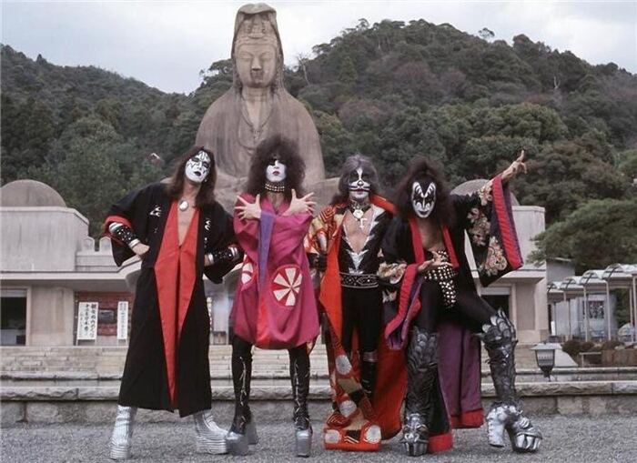 Kiss. , 1977.