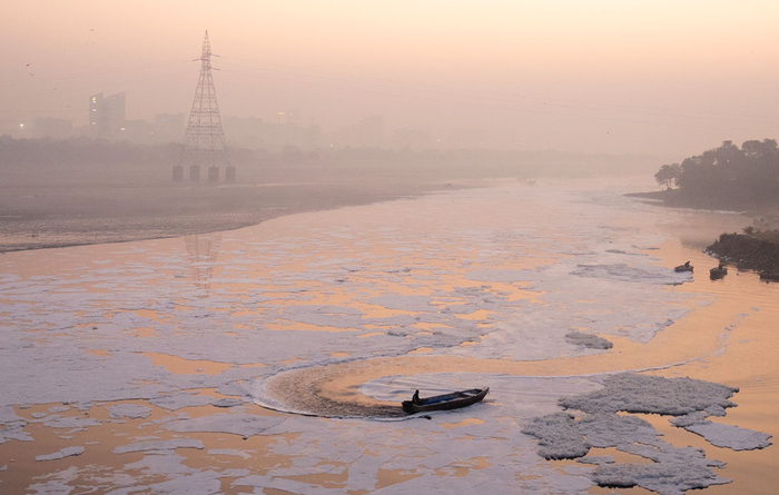 Туманное утро в Дели//Фото: Anindito Mukherjee/Getty Images