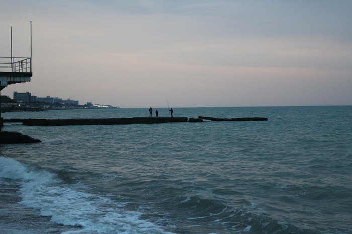 Иногда рыбакам везет и на крючок попадает форель, что очень удивительно, так как здешняя вода далека от той, какую любит форель