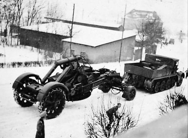 Sd.kfz.8 перевозит лафет. Ствол транспортировался другим тягачом и в кадр не попал.