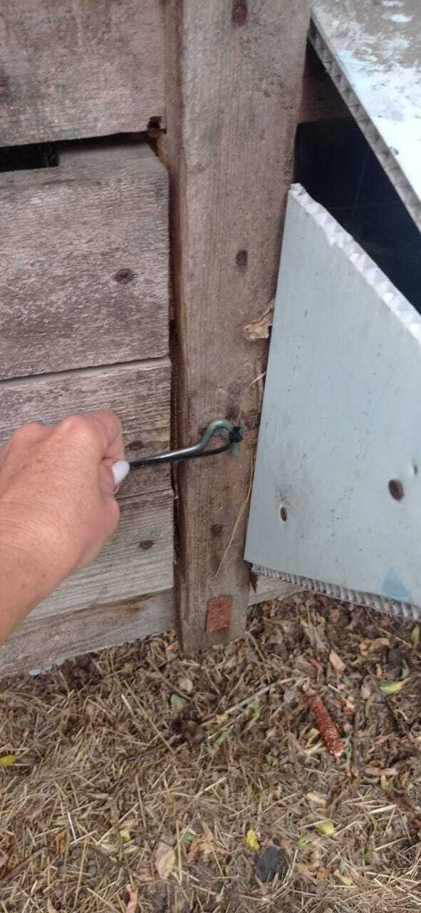 Дверь закрыта на стяжку