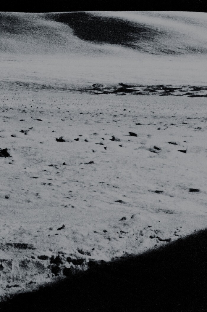 Тень автоматической лунной станции на поверхности луны в панораме.