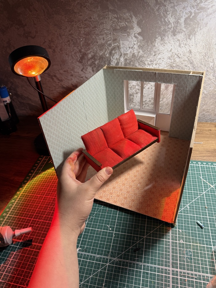 Сделала советский диван из подручных средств -картон , поролон, ткань бязь (покрасила в красный ) .В последующем красный цвет высох и стал бледнее + я добавила розовые разводы (словно краска выцвела )