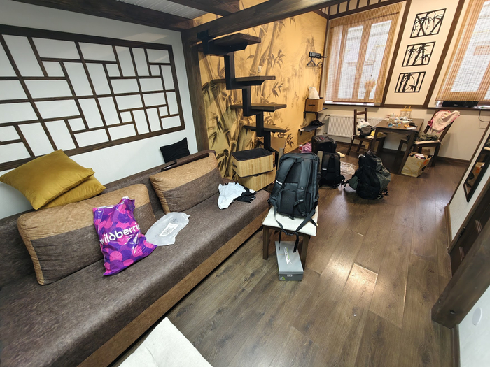 Алкогольные бутылки на полу (?) мусор (у стола) грязь (ну да)