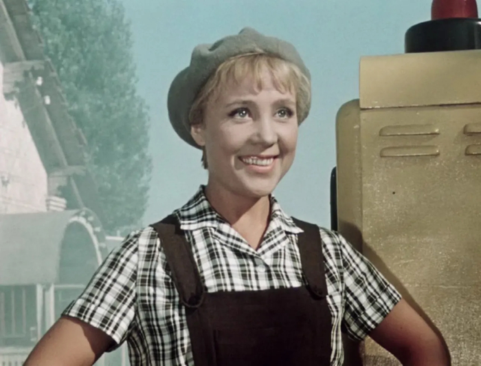 Прекрасная Надежда Румянцева в роли Людмилы из «Королевы бензоколонки»