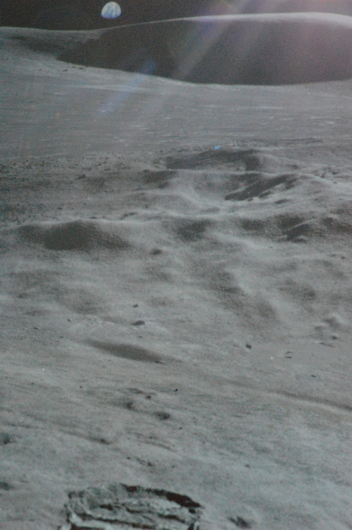 Поверхность Луны - лунный холм.