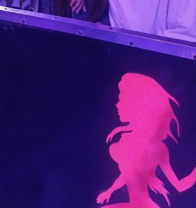 Ребята, помогите пожалуйста найти клуб/бар/караоке/ по фрагментам, не хочу проиграть спор. Вроде как Москва