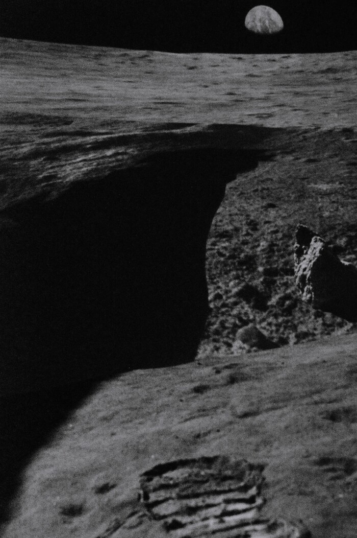 Глубокая резкая тень на поверхности кратера подтверждает лунное происхождение фотоснимка.