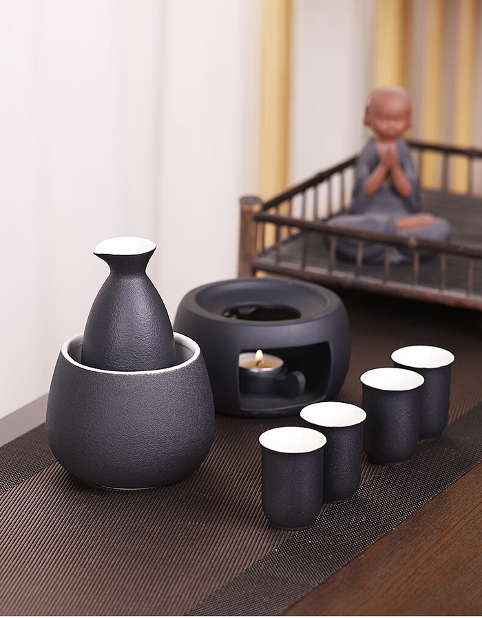 На фото современный керамический водочный набор, но за столетия форм-фактор мало поменялся. Даже свечка для подогрева есть — дань традициям.