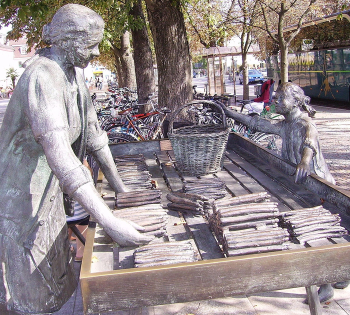 Спаржа - главная героиня натюрморта.