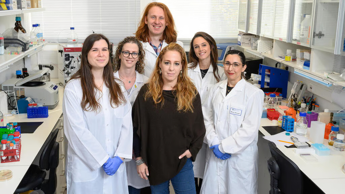 Проф. Мербл (в центре) со своими студентами (слева направо): Карин Гольдберг, Эйнав Лазер, доктор Арсений Лобов, доктор Паола Антонелло, доктор Мейрав Шмуэли (Фото: институт им. Вейцмана)