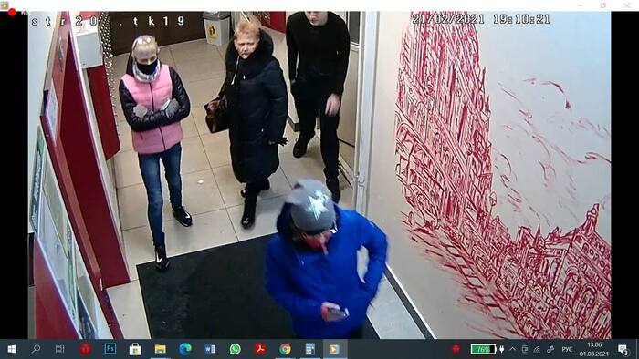 Здесь как раз видны 3 женщины и я, радостный лох)))