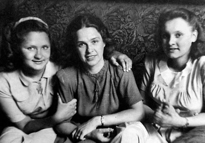 Надежда Пешкова с дочерьми.