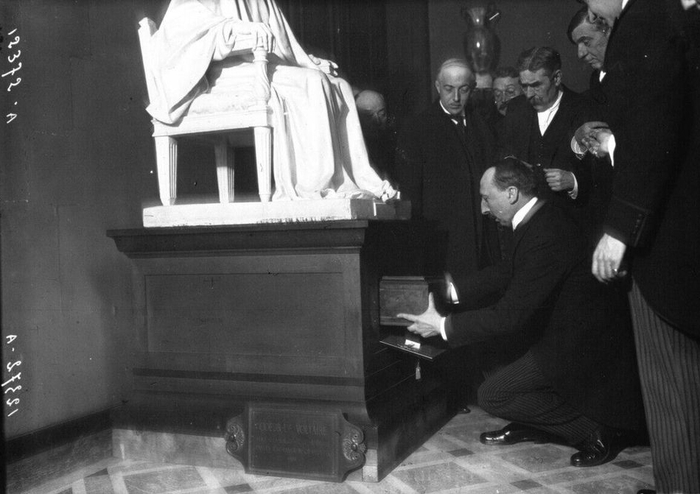 Вот интересно, что это? То ли тонкий способ духовного анала, или пережитки каннибализма?