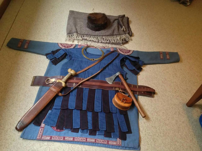 Экипировка византийского воина легкой пехоты с характерной меховой шапкой и туникой-далматикой